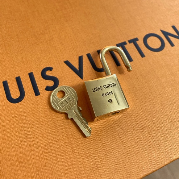 LV #217 Vintage Padlock & Key Set 200 Series - Picture 3 of 5